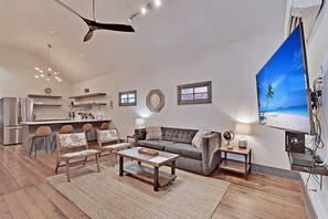 Living area - The Ashley Suite (Charleston)