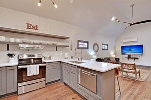 Apartment | Private kitchen | Full-size fridge, microwave, oven, stovetop - The Ashley Suite (Charleston)