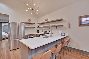 Apartment | Private kitchen | Full-size fridge, microwave, oven, stovetop - The Ashley Suite (Charleston)