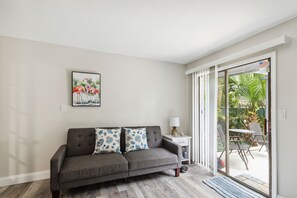 DVD player, stereo - Wonderful 3bdr cottage, 5mins from beach (Jupiter)