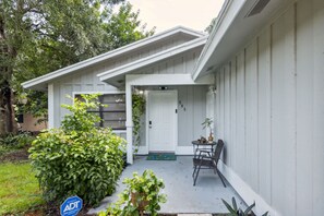 Exterior detail - Wonderful 3bdr cottage, 5mins from beach (Jupiter)