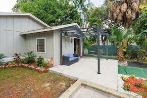 Terrace/patio - Wonderful 3bdr cottage, 5mins from beach (Jupiter)