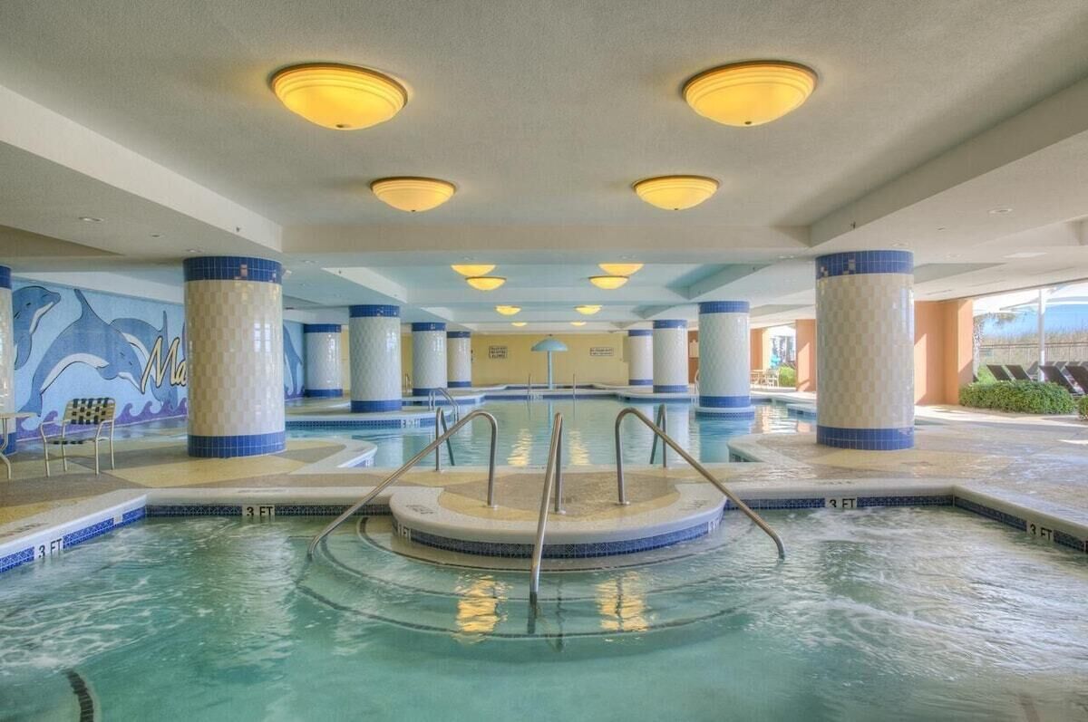 Alberca techada y alberca al aire libre