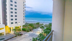 Ein Hochhaus mit Blick auf Strand und Meer.