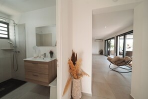 Shower, hair dryer, towels, toilet paper - Villa Azuréa Piscine et Plages (Sainte-Anne)