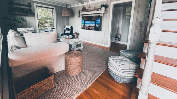 Un salon confortable avec un canapé, une table basse et un téléviseur.