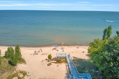 Hot Tub Open! Cozy lakeview Home w Great Beach!
