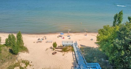 Hot Tub Open! Cozy lakeview Home w Great Beach!