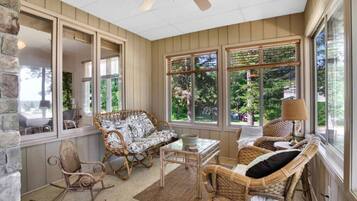 Télévision, table de tennis de table