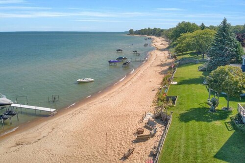 Hot Tub Open! Cozy lakeview Home w Great Beach!