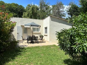Outdoor dining - Appartement Avec Jardin Privé, Parc Arboré et Piscine (Linguizzetta)