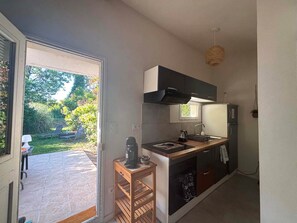 Fridge, oven, coffee/tea maker