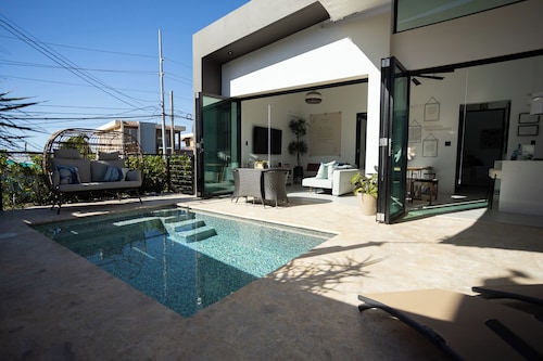 Luxury Villa with private pool, Steps away from Black Eagle Beach