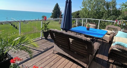 Huron-waterfront cottage6 bedrooms3baths with Hot tub/outdoor shower/pets2.