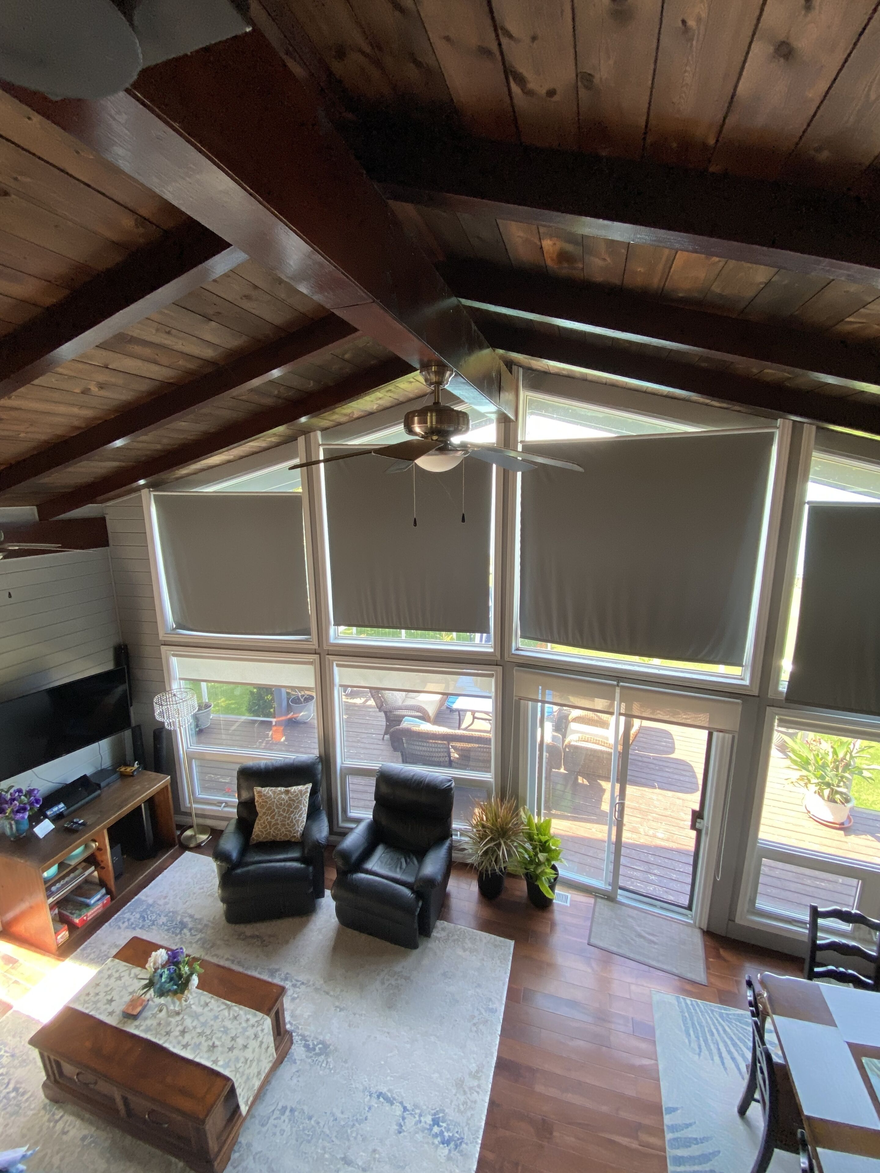 Una Smart TV, una chimenea, una oficina