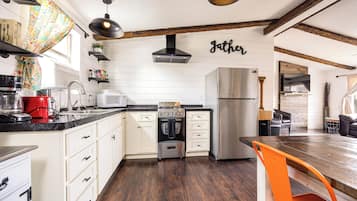 Geladeira, micro-ondas, fogão, cooktop