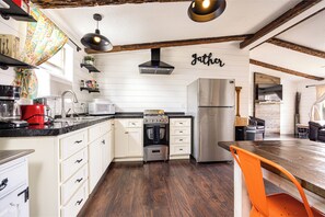 Réfrigérateur, four à micro-ondes, un four, surface de cuisson