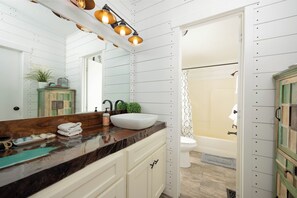 Haartrockner, Handtücher, Seife, Shampoo