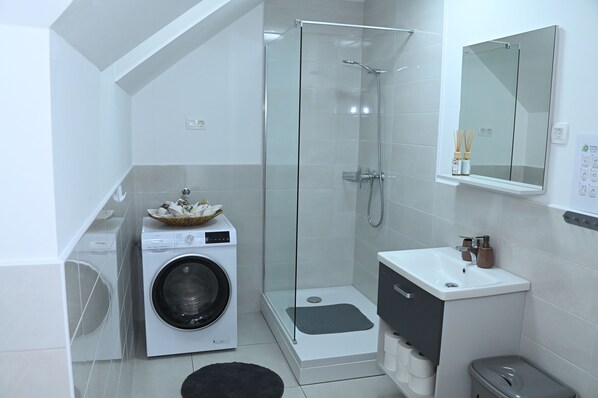 Hair dryer, towels, soap, shampoo - Near the water park!




















































 (Murska Sobota)