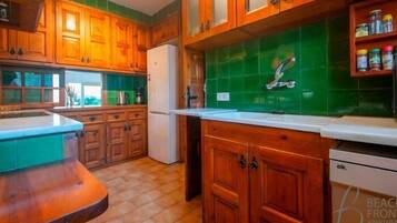 Een koelkast, een magnetron, een oven, een vaatwasser