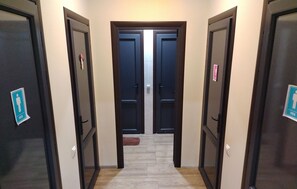 Felles sovesal – basic | Bad | Toalettartikler (inkludert), hårføner og badekåper