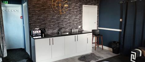 1 غرفة نوم ومكواة/لوح كي وواي فاي وملاءات أسرّة