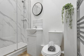 Studio, 1 Queen Bed | Bathroom | Shower, towels - Studio 4 in Nottingham (Nottingham)