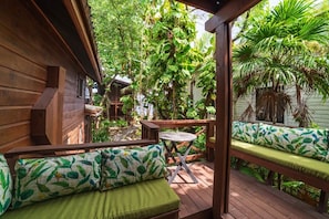 Terrace/patio - Hottest Sparrow - Charming Cottage (West End)