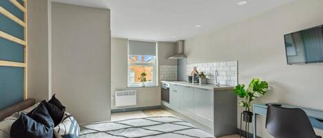 Studio, 1 Queen Bed | Free WiFi, bed sheets