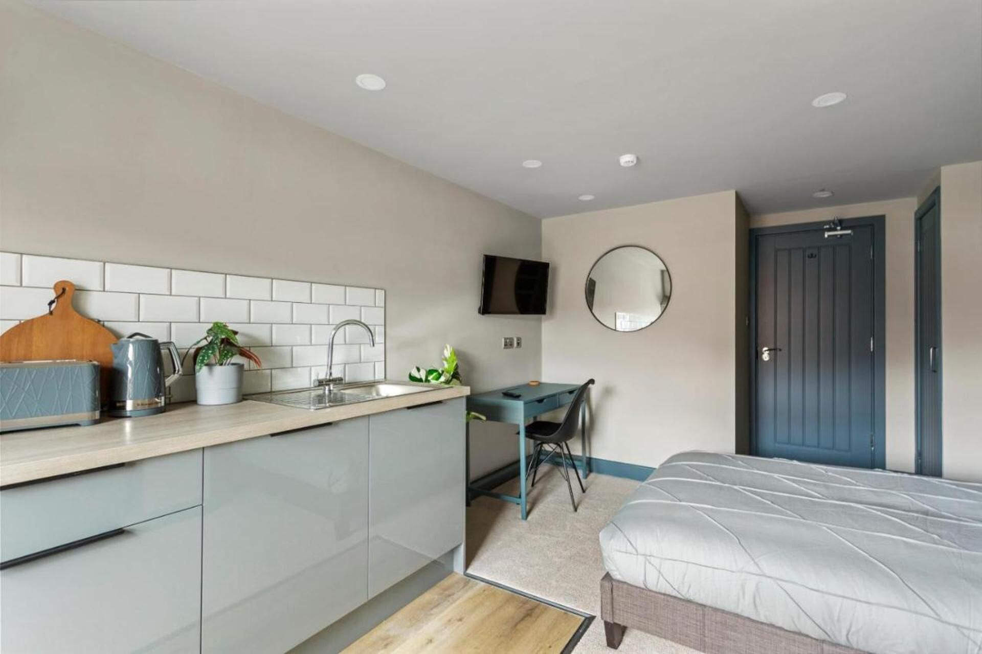 Studio, 1 Queen Bed | Private kitchen