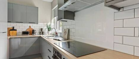 Studio, 1 Queen Bed | Private kitchen | Fridge, microwave, oven, stovetop