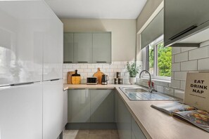 Studio, 1 Queen Bed | Private kitchen | Fridge, microwave, oven, stovetop - Lovely En-suite Room in Coventry (Coventry)