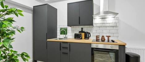 Studio, 1 Queen Bed | Private kitchen