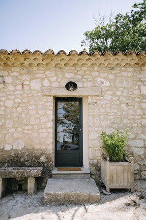 Exterior detail - The Aviary - Pernes-les-Fontaines (Pernes-les-Fontaines)