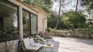 A stone building with large windows, outdoor seating, and a stone wall. - The Aviary - Pernes-les-Fontaines (Pernes-les-Fontaines)