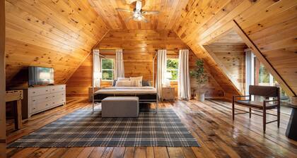 Escape to Sage Creek Cabin: 5 Acres + Privacy + Hot Tub + Fire Pit