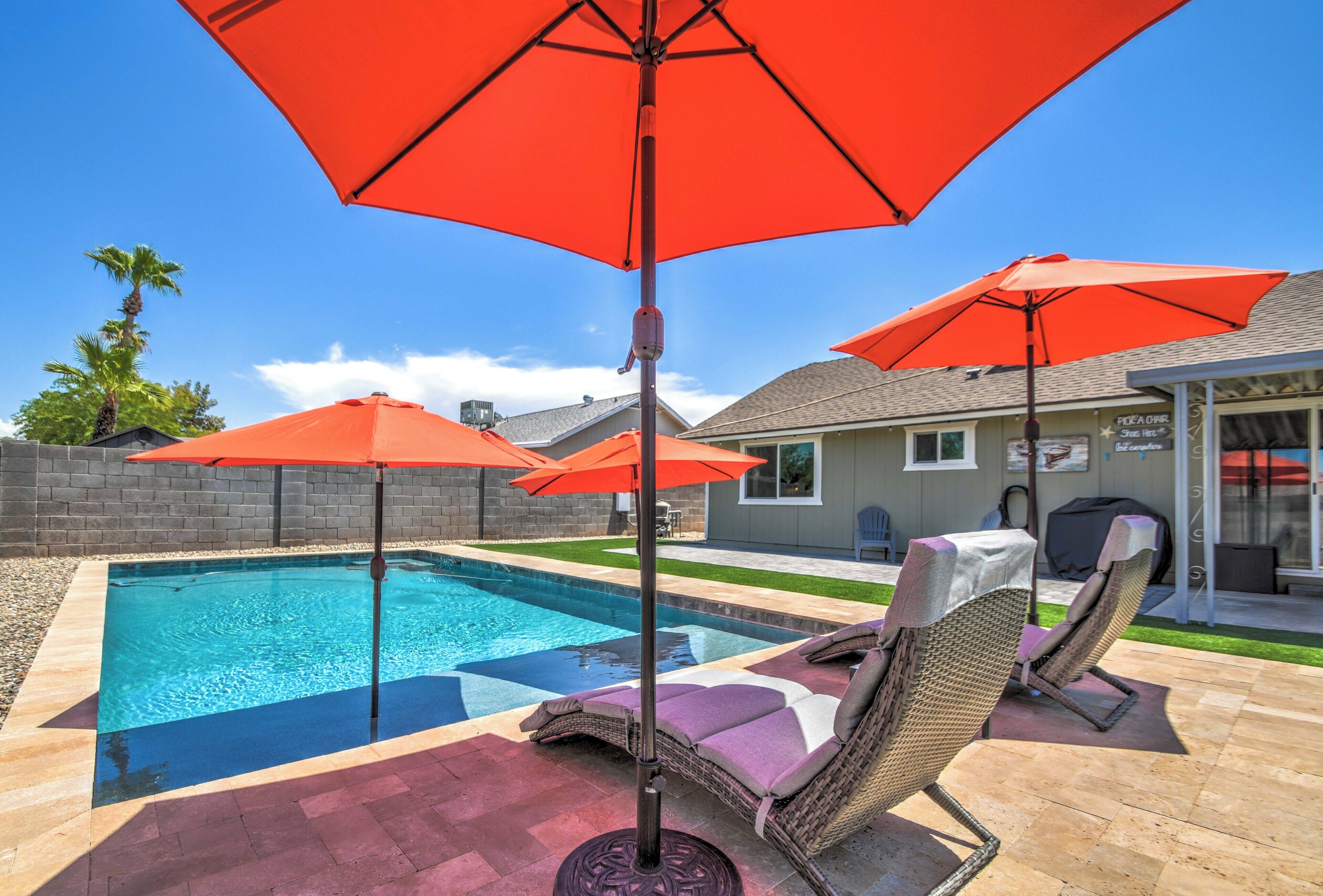 Minutes away to DT Gilbert! Country cottage feel home with pool & work sation 
