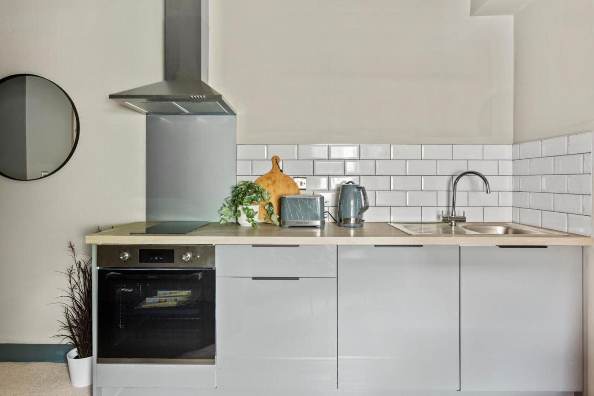 Studio, 1 Queen Bed | Private kitchen