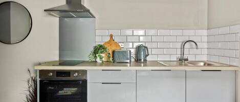 Studio, 1 Queen Bed | Private kitchen | Fridge, microwave, oven, stovetop