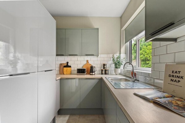 Studio, 1 queensize-seng | Eget kjøkken | Kjøleskap, mikrobølgeovn, ovn og kokeplater