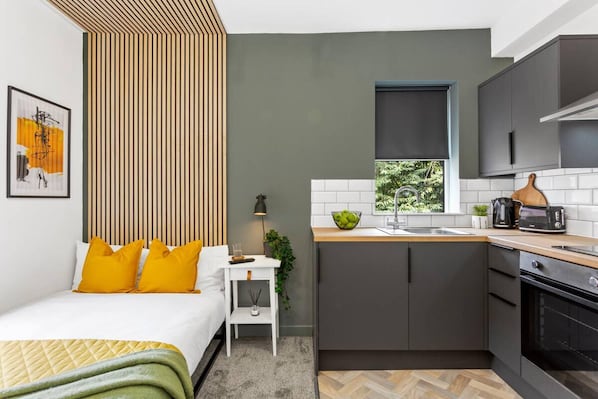 Studio, 1 Queen Bed | Private kitchen