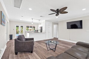 Casa familiar, 2 habitaciones | Área de sala de estar | Smart TV 