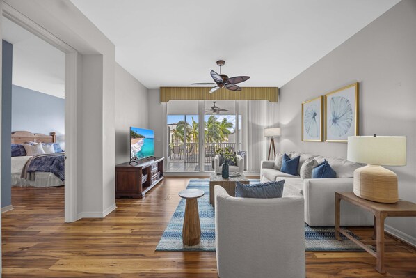 Living area - Regatta fully furnished condo!! Two block to Vanderbilt Beach, The Ritz, Mercato (Naples)