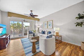 Living area - Regatta fully furnished condo!! Two block to Vanderbilt Beach, The Ritz, Mercato (Naples)