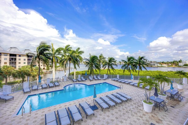 Pool - Regatta fully furnished condo!! Two block to Vanderbilt Beach, The Ritz, Mercato (Naples)