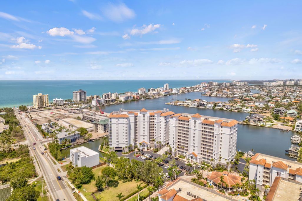 Regatta fully furnished condo!! Two block to Vanderbilt Beach, The Ritz, Mercato