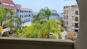 Un balcón con vistas a edificios y un cielo despejado.