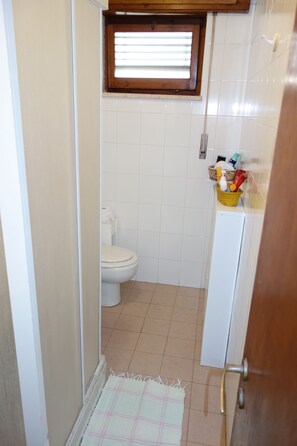 Douche, séchoir à cheveux, bidet, serviettes fournies