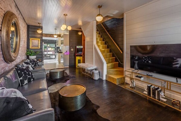 Télévision, livres, espaces bureaux