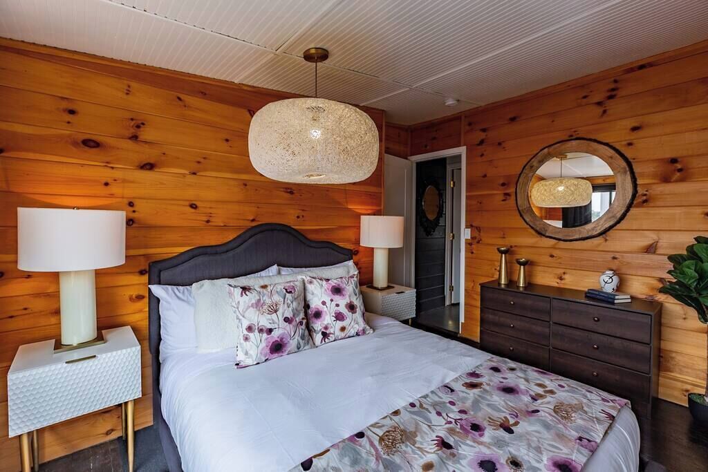 3 quartos, escrivaninha, ferros/tábuas de passar roupa, berço de viagem